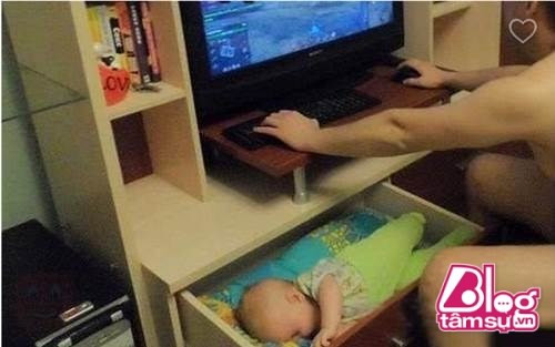 Hẳn là còn cho con nằm trong cả ngăn kéo tủ.