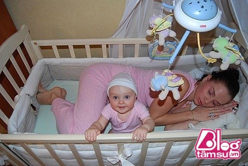 Bà mẹ này cũng mệt vì chăm con quá đây mà...