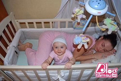 Bà mẹ này cũng mệt vì chăm con quá đây mà...