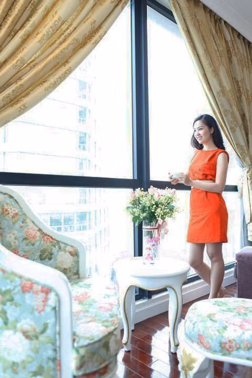 Những ô cửa kính lớn, bức tường sơn trắng, điểm xuyết những giỏ hoa…là căn nhà mơ ước của nhiều người.