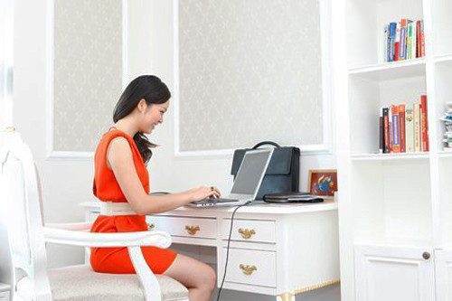 Thụy Vân bên bàn làm việc.