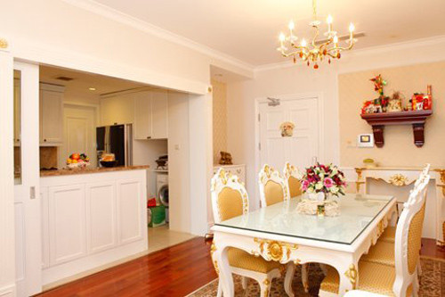 Phòng khách và phòng bếp thông với nhau tạo nên không gian sinh hoạt chung rộng rãi.