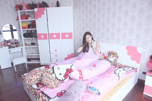 Chú mèo Hello Kitty mà Huyền My yêu thích được chọn làm hình ảnh và màu sắc chủ đạo cho phòng ngủ của cô nàng.