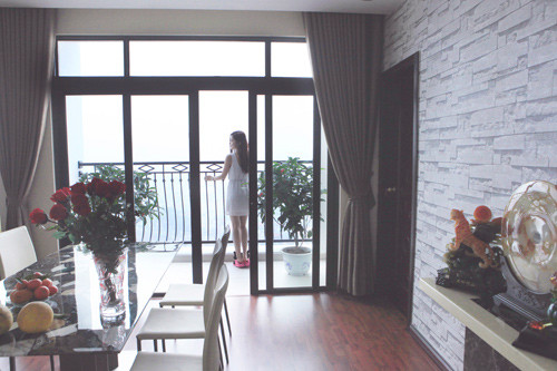 Một mảng tường được dán giấy vân đá tạo chiều sâu cho căn phòng, hợp với mặt vân của bàn ăn.