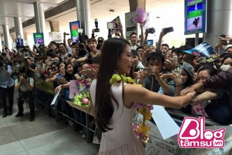 Đứng ở vị trí gần nhất với người hâm mộ, đưa tay ra để nắm chặt tình cảm yêu thương mà mọi người dành cho mình.