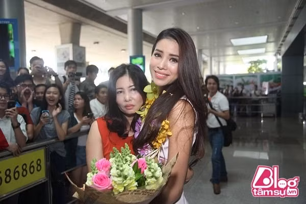 Nước mắt lưng tròng nhưng đôi mắt vẫn lấp lánh hạnh phúc. Trong thời gian thi Miss Universe, người đẹp Phạm Hương cũng nhiều lần thể hiện tình cảm yêu thương dành cho mẹ mình trên trang cá nhân. Khoảnh khắc gặp lại mẹ của người đẹp cũng khiến các fan có mặt tại sân bay hết sức xúc động.
