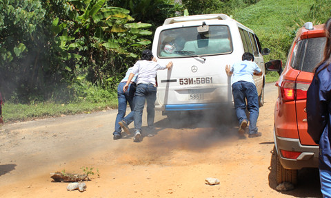 Xe tuột dốc ở đèo Măng Rơi.