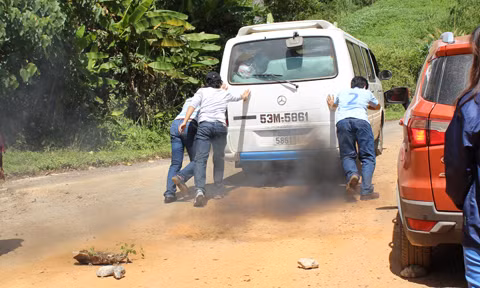 Xe tuột dốc ở đèo Măng Rơi.