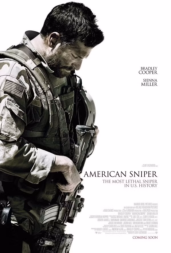 1. American Sniper Doanh thu: 547 triệu USD. Không những là một bộ phim xuất sắc về đề tài chiến tranh hiện đại, American Sniper (Xạ thủ Mỹ) còn là một bộ phim điện ảnh tâm lý đặc sắc được thực hiện một cách hoàn hảo dưới bàn tay của “vua cao bồi” Clint Eastwood. Sau khi trình chiếu, diễn xuất của tài tử Bradley Cooper trong vai Chris Kyle nhận được nhiều lời khen ngợi, nhưng American Sniper vấp phải không ít chỉ trích do kịch bản không bám sát cuốn tự truyện gốc của chính Chris Kyle, vốn tập trung vào việc miêu tả cuộc chiến nội tâm của nhân vật này.