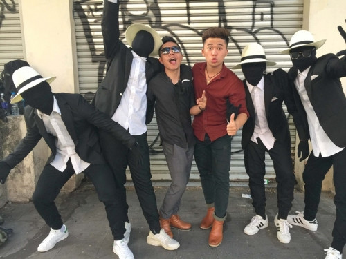 Dàn vũ công bịt mặt bí ẩn.