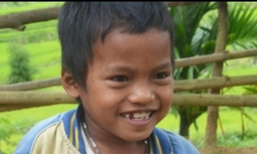 Cậu bé Đinh Nôkia.