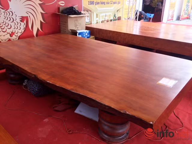 Chiếc phản giản đơn có giá bán 250 triệu đồng.