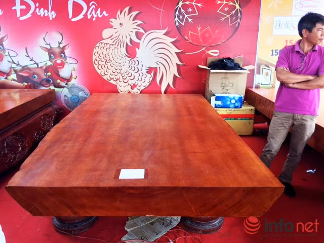 Bộ phản này được làm từ gỗ căm xe...