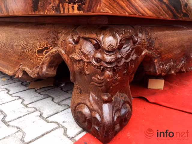 Chân đế được chạm trổ khá công phu.