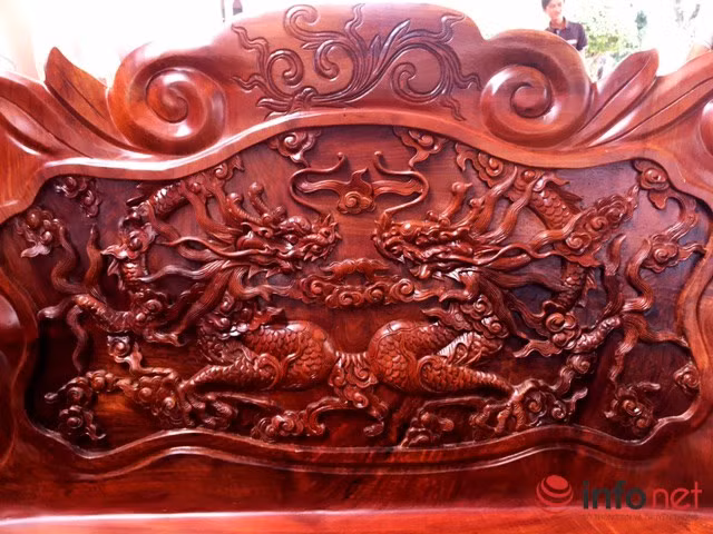 Lưng ghế dài khắc hoạ hai con rồng đối xứng.