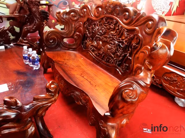 Chiếc ghế dài được làm từ một khối gốc.