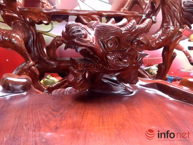 Chiếc bàn được chạm khắc thân rồng quấn quanh.