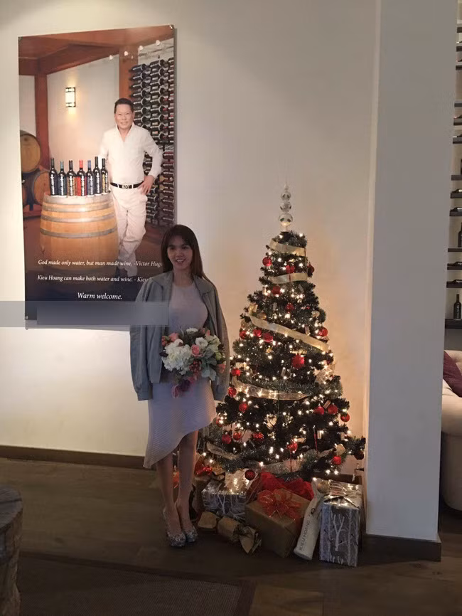 Rạng sáng 17/12, ảnh chân dài Venus đứng tạo dáng tại cơ ngơi hoành tráng, sang trọng của ông Hoàng Kiều cũng được lan truyền rộng rãi.