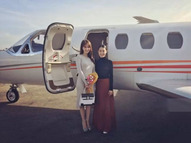 Và được đi du lịch, di chuyển bằng phi cơ riêng của bạn trai tin đồn Hoàng Kiều.