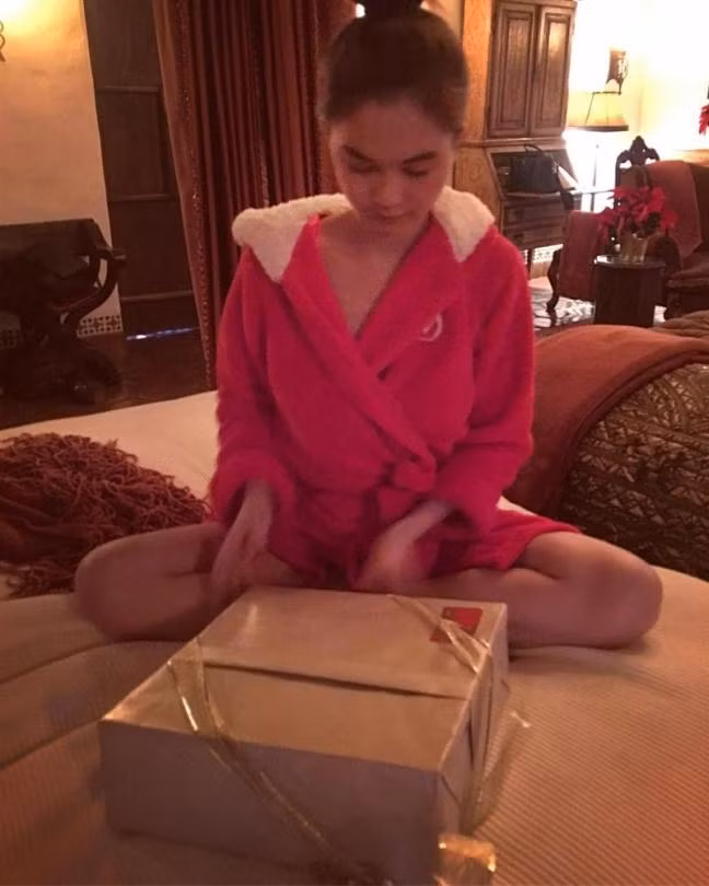 Người đẹp còn phấn khởi bóc quà Giáng Sinh do bạn trai tin đồn tặng.