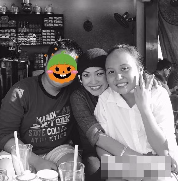 Đây là lần hiếm hoi nữ ca sĩ Phương Thanh xuất hiện bên cô con gái của mình. Trước đó, nữ ca sĩ chỉ tiết lộ bố bé Gà là người Hà Nội, nhưng cô không bao giờ tâm sự về chuyện riêng tư.