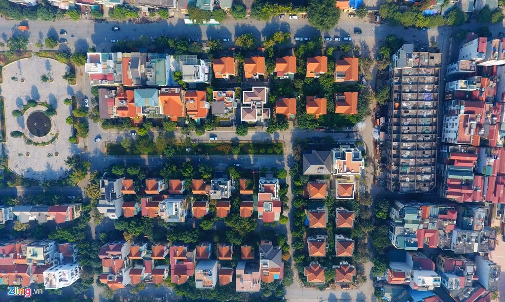 Khu nhà ở một vị trí đắc địa khi nằm trên mặt phố Hạ Yên mới, liền kề với khu biệt thự triệu đô 5,6 ha Nam Trung Yên. Bốn mặt đường thoáng rộng, xung quanh có đầy đủ trường học, công viên, từ đó ra đại lộ Thăng Long mất 5 phút chạy xe, vào nội thành chỉ khoảng 10 phút.