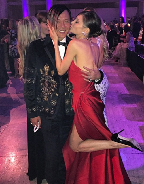 Trên trang cá nhân, Deborah thường xuyên chia sẻ những hình ảnh về cuộc sống trong nhung lụa như một bà hoàng và nhiều điều về người chồng "tốt gỗ hơn tốt nước sơn" của mình.