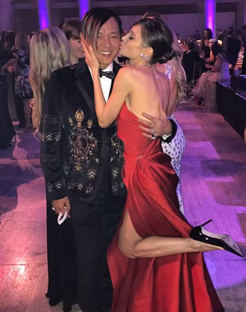 Trên trang cá nhân, Deborah thường xuyên chia sẻ những hình ảnh về cuộc sống trong nhung lụa như một bà hoàng và nhiều điều về người chồng "tốt gỗ hơn tốt nước sơn" của mình.