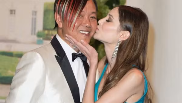 Bỏ qua những lời đàm tiếu về sự chênh lệch nhan sắc, cặp đôi nổi tiếng này vẫn có một cuộc sống hôn nhân hạnh phúc. Đến nay, sau 8 năm chung sống, họ đã có hai cậu con trai là Sean và Ivan.