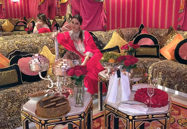 Deborah Valdez-Hung là một cựu người mẫu gốc Mexico, từng góp mặt trong các show diễn thời trang tại Paris, New York, Tây Ban Nha và các thành phố lớn khác. Cô tốt nghiệp trường luật và sở hữu khuôn mặt thanh tú, thân hình bốc lửa cùng phong cách thời trang thanh lịch, sang trọng.