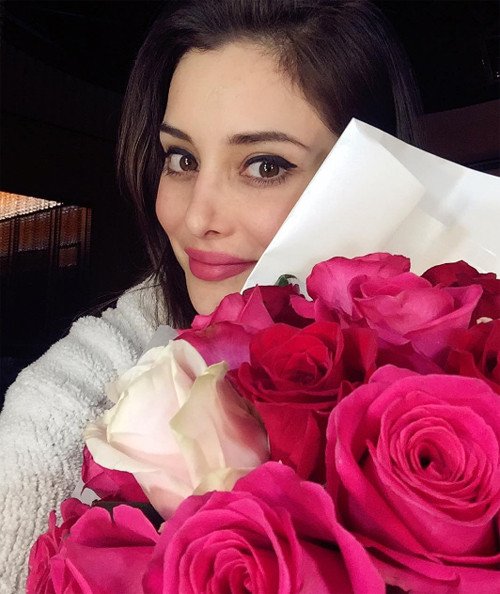 Bên cạnh những món quà xa xỉ, trên trang cá nhân, Deborah còn chia sẻ những điều lãng mạn nho nhỏ mà chồng dành cho mình, như một bó hoa hồng tươi thắm vào ngày... chẳng nhân dịp gì. Theo Deborah, người chồng này luôn biết cách biến mỗi ngày thành đặc biệt.