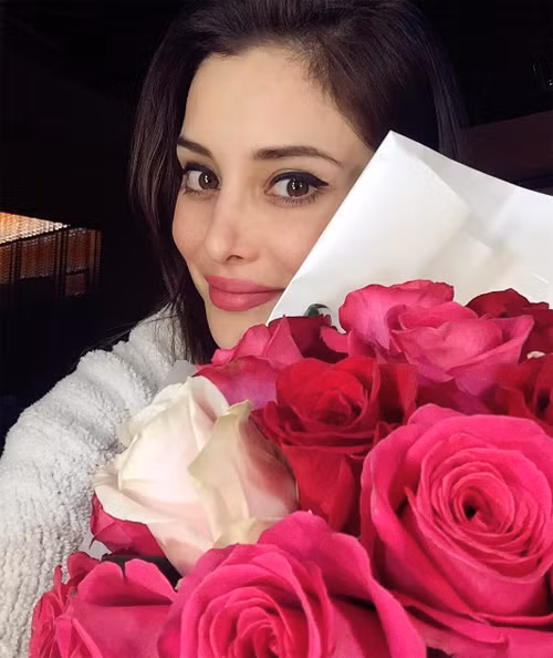 Bên cạnh những món quà xa xỉ, trên trang cá nhân, Deborah còn chia sẻ những điều lãng mạn nho nhỏ mà chồng dành cho mình, như một bó hoa hồng tươi thắm vào ngày... chẳng nhân dịp gì. Theo Deborah, người chồng này luôn biết cách biến mỗi ngày thành đặc biệt.