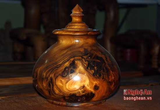 Nậm trà bách xanh do một người dân ở xã Châu Thôn (Quế Phong) chế tác trang trí.