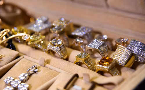 Đáng chú ý nhất trong số đó phải kể đến gần 20 chiếc nhẫn giá bạc tỉ, mặt dây chuyền, đồng hồ, phụ kiện đều được đính kim cương lấp lánh.