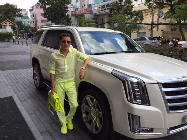 Công chúng được một dịp "lác mắt" về tuyệt chiêu phối đồ ton-sur-ton của Đàm Vĩnh Hưng đọ dáng cạnh chiếc xe Cadillac trị giá 5,5 tỷ đồng.