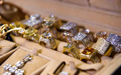 Đáng chú ý nhất trong số đó phải kể đến gần 20 chiếc nhẫn giá bạc tỉ, mặt dây chuyền, đồng hồ, phụ kiện đều được đính kim cương lấp lánh.