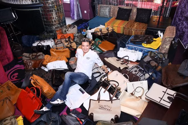 Trong làng nhạc Việt, ít ai đọ lại nổi với nam ca sĩ Đàm Vĩnh Hưng về độ chịu chơi trong việc đầu tư vào trang phục. Mr. Đàm cho biết, anh đã chi một khoản tiền không nhỏ để “sắm” những “đồ chơi” cao cấp, không đụng hàng.