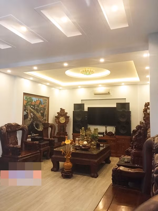 Tất cả những bức tranh treo trong nhà đều do anh tự vẽ. Anh chia sẻ, thời gian rảnh rỗi ngoài việc chơi với các con và chăm sóc gia đình, anh thường vẽ tranh để tìm một góc bình yên. Dù cuộc đời nhiều sóng gió nhưng Chiến Thắng luôn hy vọng những điều tốt đẹp ở phía trước.