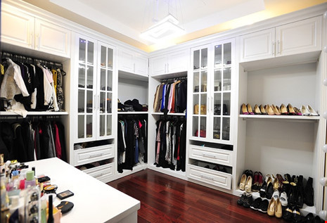 Nơi thay đồ của á hậu có số lượng quần áo, giày dép nhiều được phân chia các khu vực sắp xếp ngăn nắp.