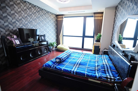 Căn hộ được thiết kế theo phong cách hiện đại với tông màu trắng, gỗ chủ đạo. Không gian riêng của các thành viên trong nhà sẽ được linh hoạt bổ sung màu sắc theo ý thích.