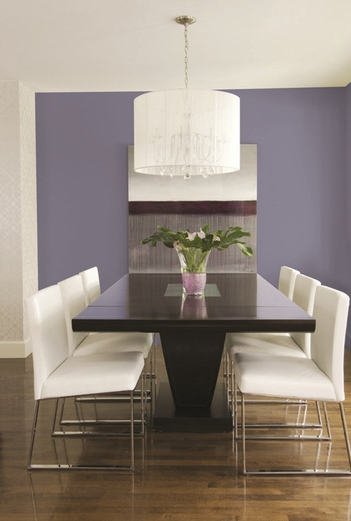 Màu tím phớt xanh Vẫn là tông tím chủ đạo hợp với phong thủy năm Đinh Dậu, màu này mang đến sự trung hòa giữa những thái cực như nam và nữ, trẻ và già, bận rộn và thư thái. Nó là sự pha trộn của màu xám và tím.