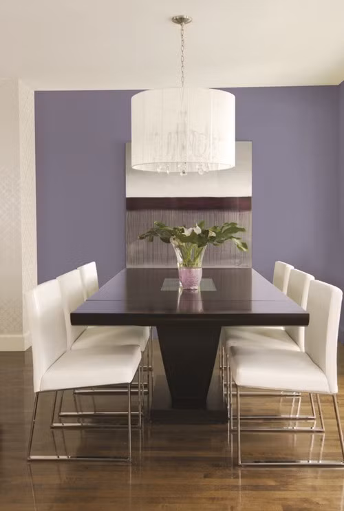 Màu tím phớt xanh Vẫn là tông tím chủ đạo hợp với phong thủy năm Đinh Dậu, màu này mang đến sự trung hòa giữa những thái cực như nam và nữ, trẻ và già, bận rộn và thư thái. Nó là sự pha trộn của màu xám và tím.