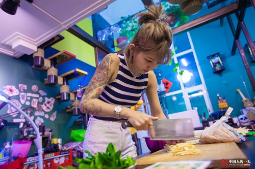 Từ một cô gái trẻ phải đi bán dạo trên các vỉa hè, hiện tại Tuyên Tử đã sở hữu thu nhập hơn một trăm triệu mỗi tháng, tự mua cho mình một căn hộ cao cấp ở địa phương, trở thành nguồn cảm hứng, khiến nhiều người ngưỡng mộ.