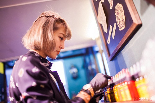 Về sau, khi tay nghề lên cao, Tuyên Tử bắt đầu được phép nhận khách và kiếm được một ít vốn. Tích cóp đủ, cô gái trẻ mở cửa hàng riêng, mong muốn đem đến dịch vụ tốt nhất, khiến nhiều người ưng.