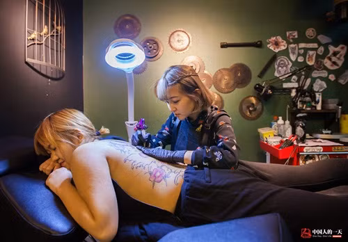 Khi mới bắt đầu học việc, Tuyên Tử chỉ được làm công việc tạp vụ như dọn dẹp, lau bàn. Qua một tháng chăm chỉ, cô đã được thầy dạy những thứ cơ bản như không được để kim đâm sâu qua da quá 1,5mm.