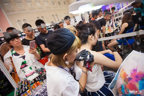 Với một hình xăm lớn, Tuyên Tử thường phải làm liên tục vài tiếng, có khi hơn chục tiếng đồng hồ, lần lâu nhất là 14 tiếng, thâu đêm. Tuy nhiên Tuyên Tử không hề than thở nửa lời. Cô luôn cố gắng khiến khách hàng thoải mái nhất, nhẹ nhàng nhất.