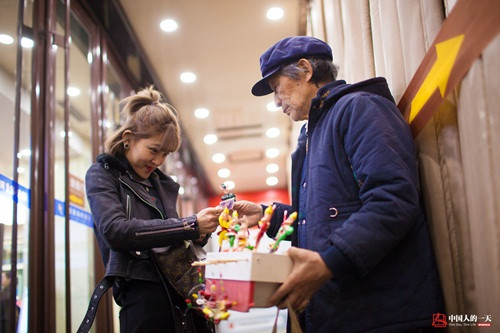 Nhờ "có tâm, có tầm", danh tiếng của cô nàng được nhiều người biết đến. Có người gọi Tuyên Tử là "thợ xăm hot girl" vì Tuyên Tử thực sự xinh đẹp.