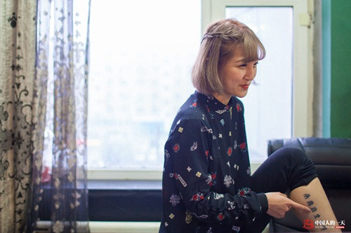 Theo Sina, khi còn nhỏ Tuyên Tử đặc biệt nghịch ngợm. 15 tuổi cô đã nghỉ học tự bươn chải. Từng làm trình dược viên ở Thượng Hải, mỗi tháng thu nhập khoảng hơn 30 triệu, nhưng Tuyên Tử không thích công việc cạnh trai nội nộ quá cao.