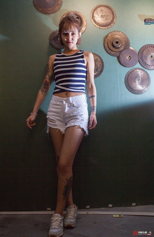 Trên người Tuyên Tử có 6 hình xăm. Cô nàng đặc biệt thích hình xăm con gà trên cánh tay vì Tuyên Tử cầm tinh con gà. Xăm mình đối với hầu hết mọi người là những sắc màu bí ẩn. Từ hình xăm long, hổ mang khí chất giang hồ, xăm mình trải qua nhiều năm chuyển biến ở Trung Quốc, nay đã dần đi vào đời sống của những người bình thường.