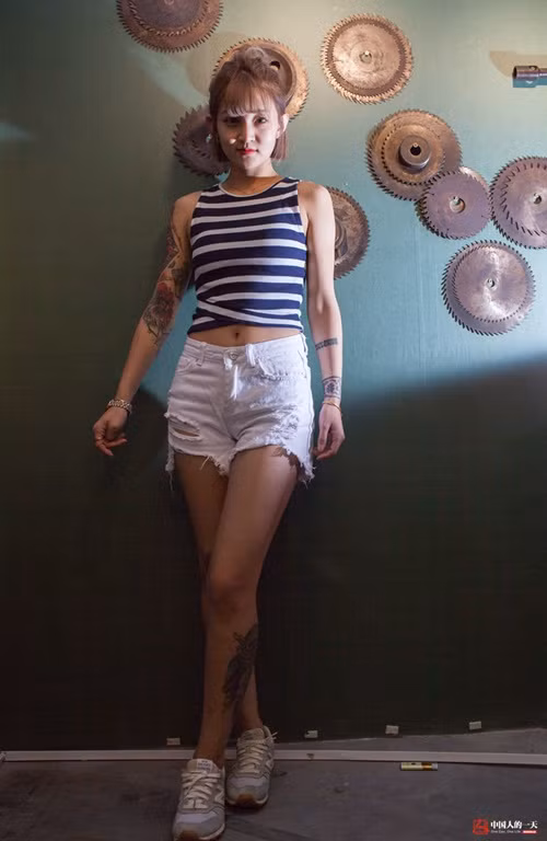 Trên người Tuyên Tử có 6 hình xăm. Cô nàng đặc biệt thích hình xăm con gà trên cánh tay vì Tuyên Tử cầm tinh con gà. Xăm mình đối với hầu hết mọi người là những sắc màu bí ẩn. Từ hình xăm long, hổ mang khí chất giang hồ, xăm mình trải qua nhiều năm chuyển biến ở Trung Quốc, nay đã dần đi vào đời sống của những người bình thường.